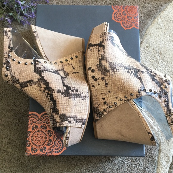 Carlos by Carlos Santana Marcia Snake Print Wedge Sandal 10 - Picture 6 of 12